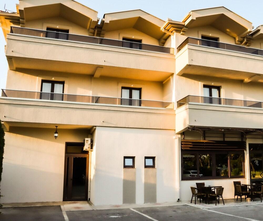 Hotel Holiday Podgorica Exterior photo