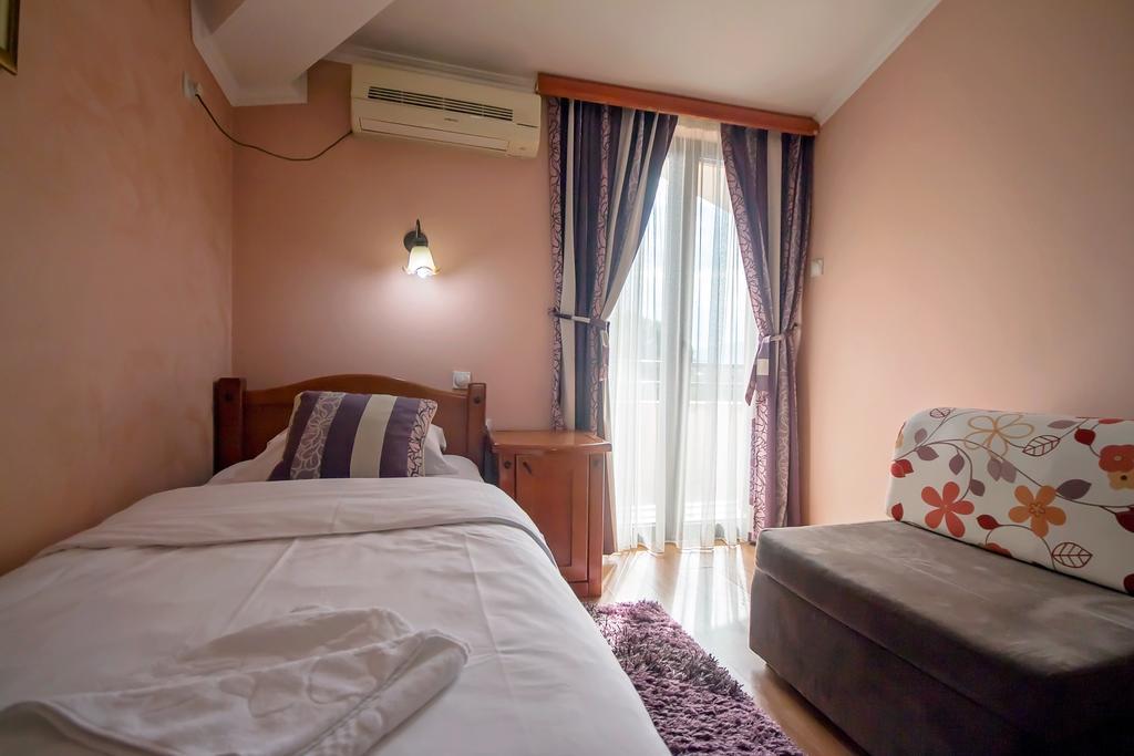 Hotel Holiday Podgorica Exterior photo
